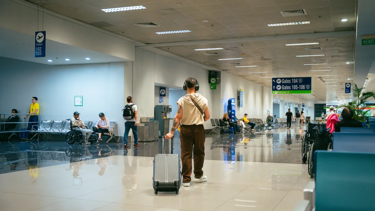 Terminal d'aéroport pour préparer un vol vers Londres