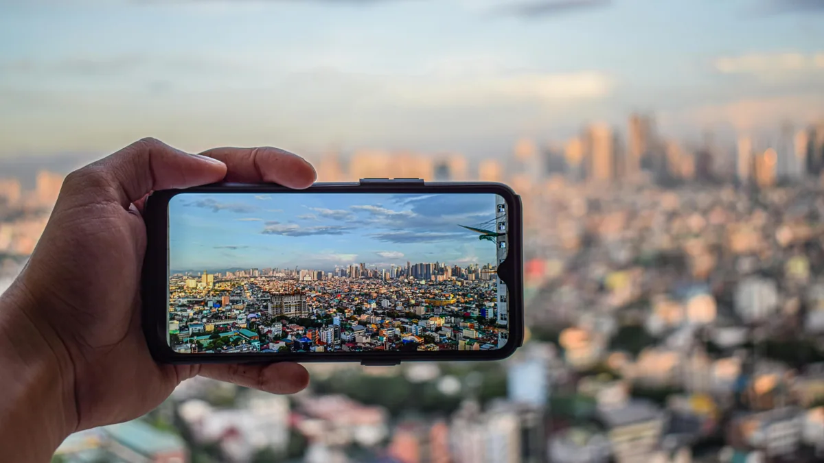 Smartphone utilisé en voyage à Londres pour rester connecté