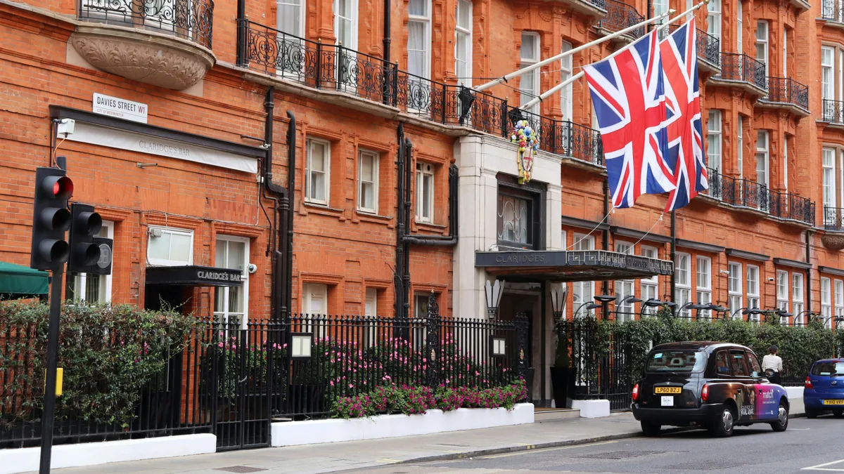 Rue londonienne avec hébergements économiques