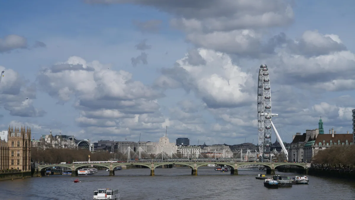 Vue de Westminster et de la Tamise pendant un itinéraire court à Londres
