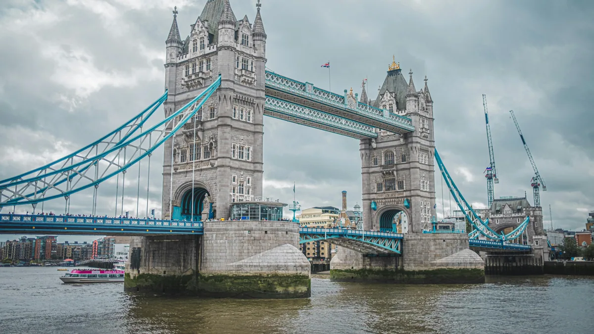 Famille préparant une visite de Londres