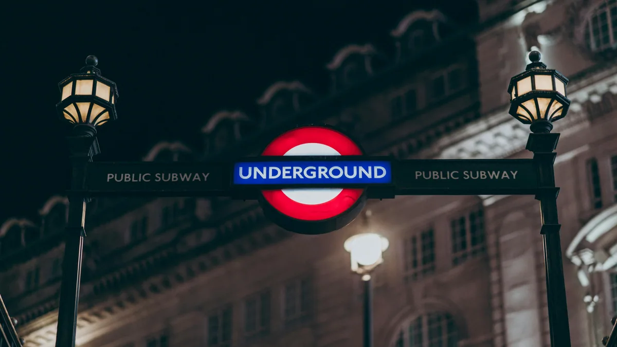 Panneau du métro londonien près d'un monument pour un premier voyage