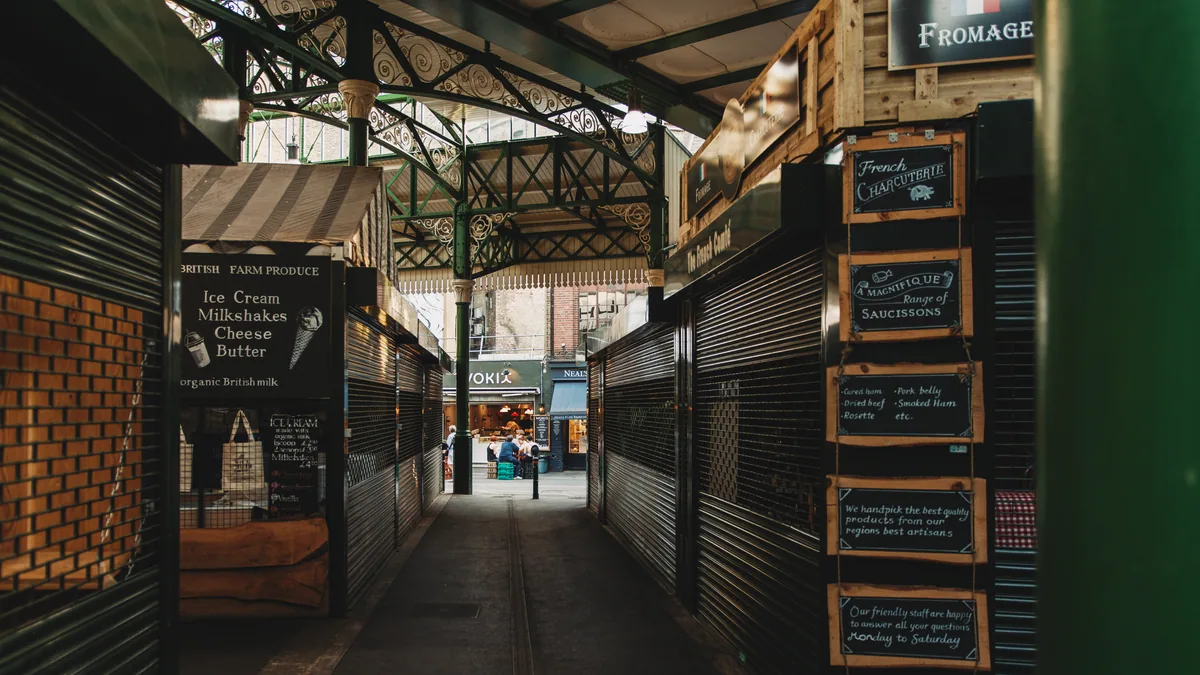 Scène de restaurant ou marché alimentaire à Londres pour où manger près de Westminster