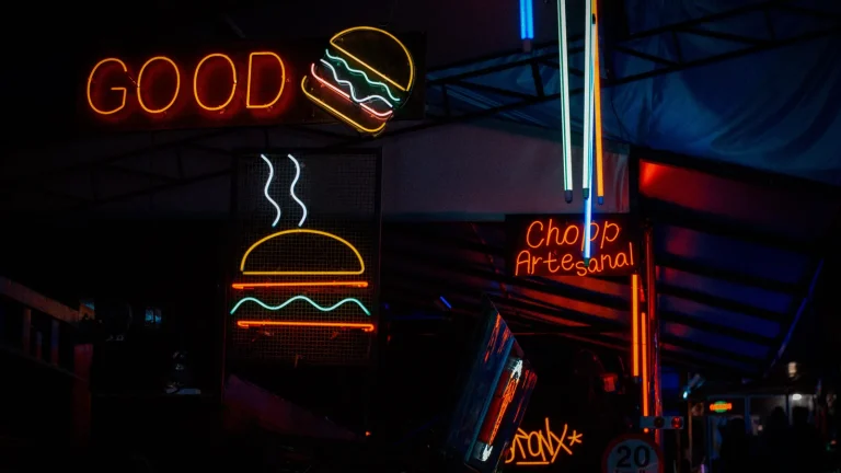 Scène de restaurant ou marché alimentaire à Londres pour restaurant végétarien Londres